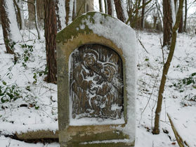 2. Fußfall nach der Neugestaltung von Stadtpfarrer W. Johannes Kowal im Winter (Foto: Karl-Franz Thiede)